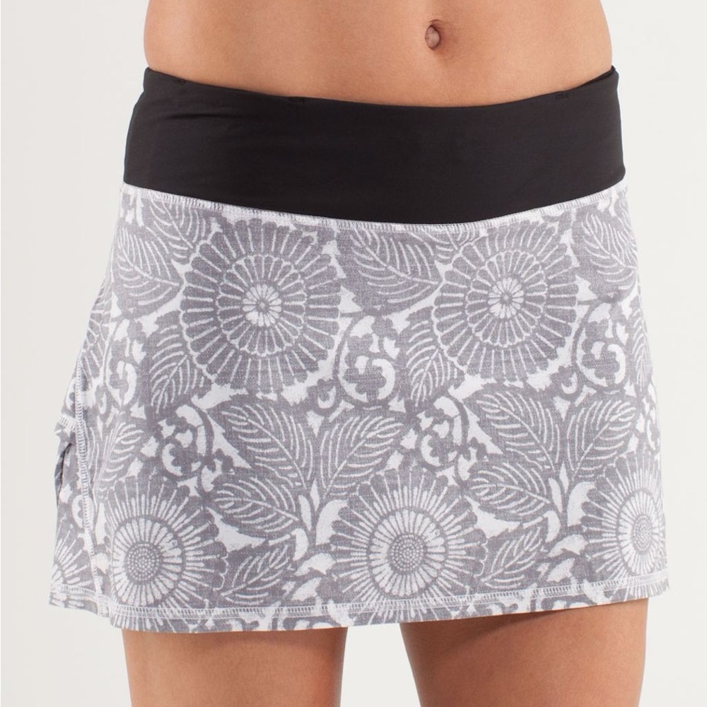 Lululemon Run: Pace Setter Skirt (Regular)
Beachy Floral White Fossil / Black - Picture 2 of 8